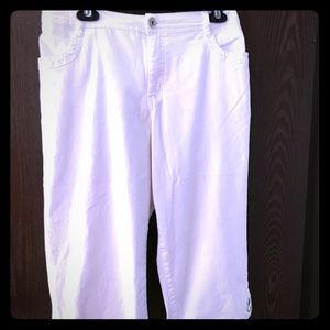 Capris white